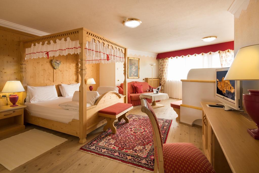 Hotel Sassongher Corvara In Badia Eksteriør bilde