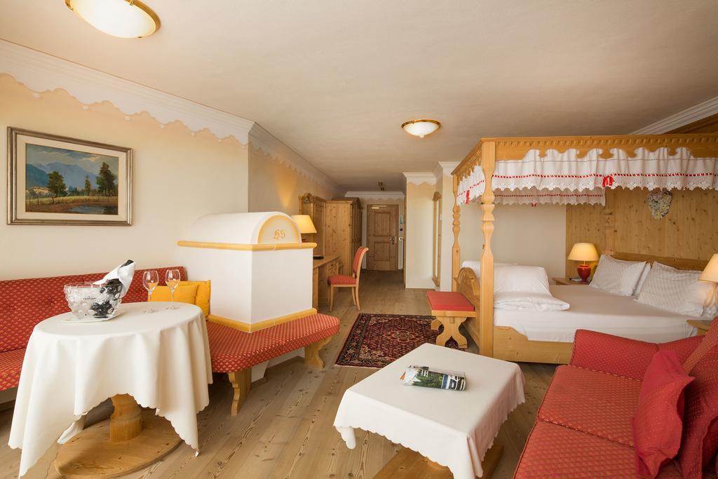Hotel Sassongher Corvara In Badia Eksteriør bilde