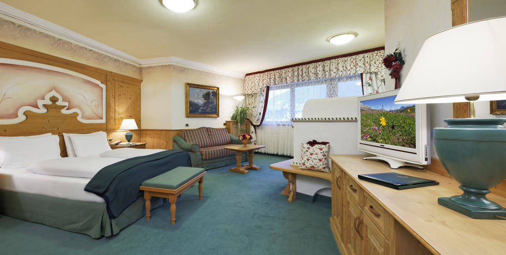 Hotel Sassongher Corvara In Badia Eksteriør bilde