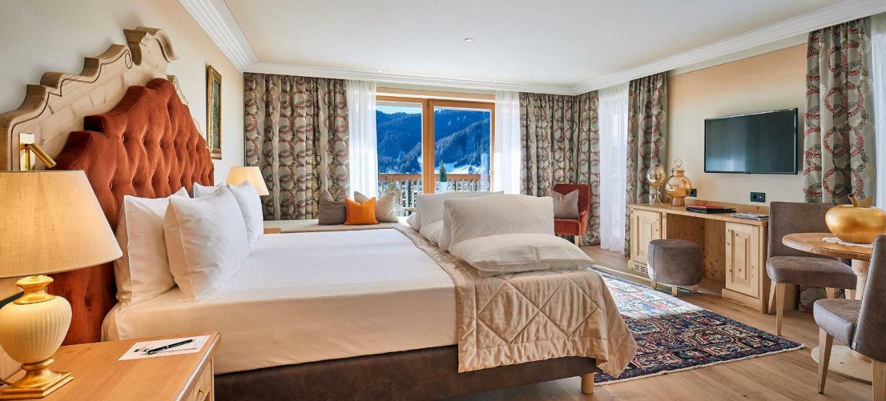 Hotel Sassongher Corvara In Badia Eksteriør bilde